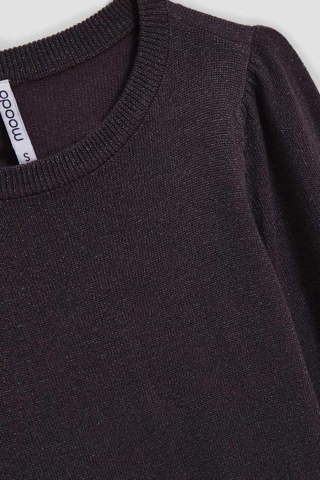 Sweter z bufiastymi rękawami i metaliczną nitką