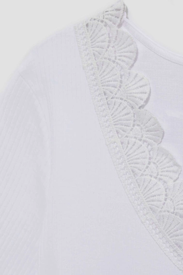 Bluzka z ozdobnym dekoltem