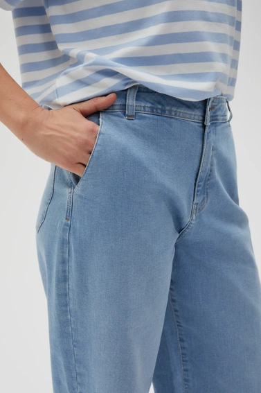Gładkie jeansy z szerokimi nogawkami niebieskie