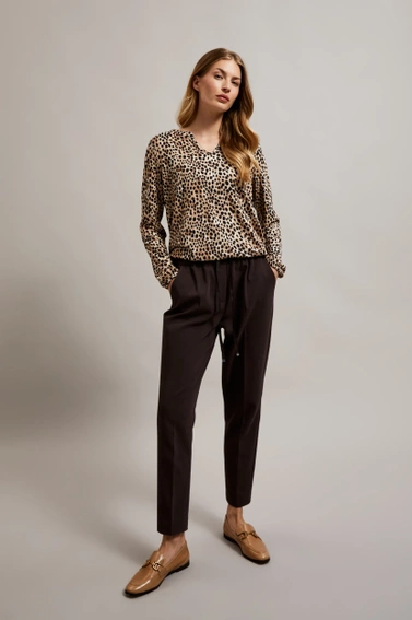 Sweter w zwierzęcy wzór beżowy 