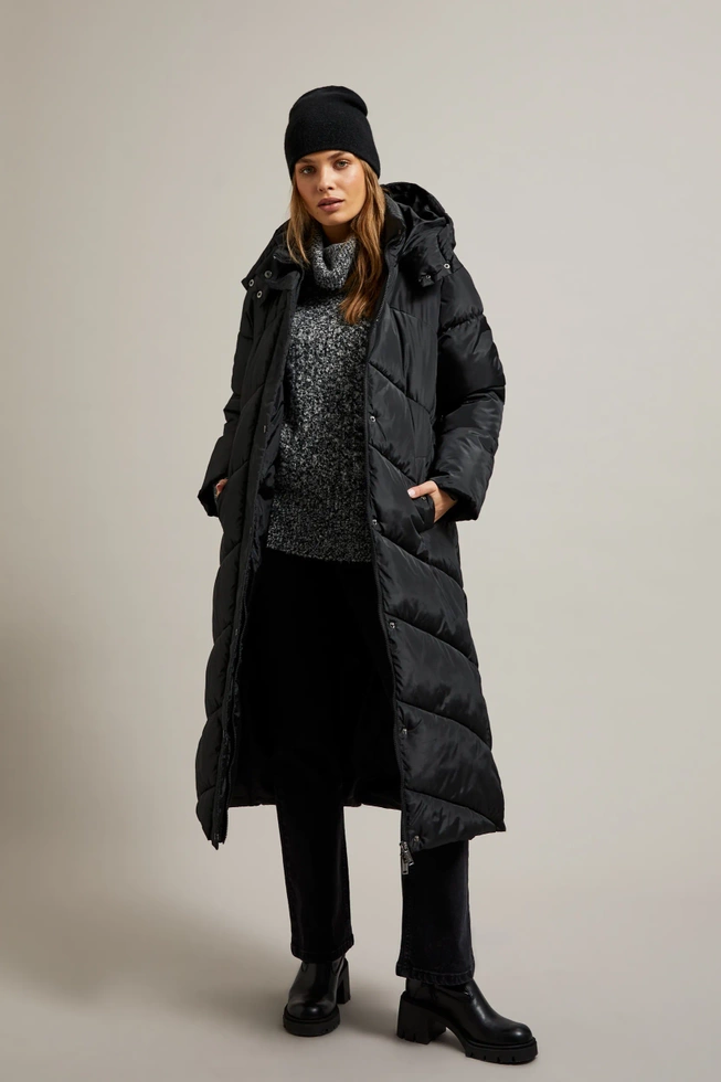 Długa pikowana kurtka z kapturem czarna