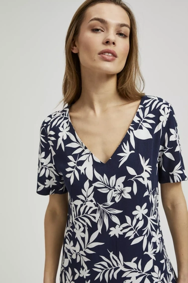 Sukienka o prostym fasonie w kwiatowy wzór granatowa