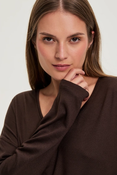 Sweter z dekoltem w serek brązowy