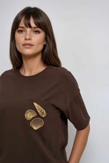 T-shirt z hatfem na kieszonce brązowy