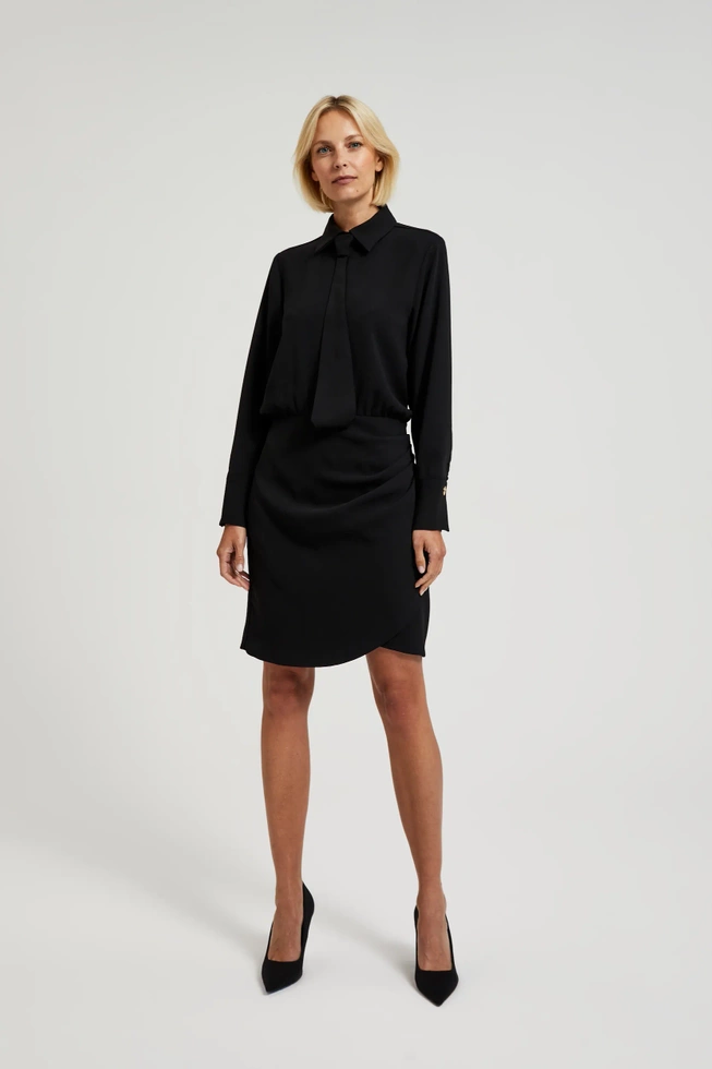 Sukienka z marszczeniem na biodrach czarna