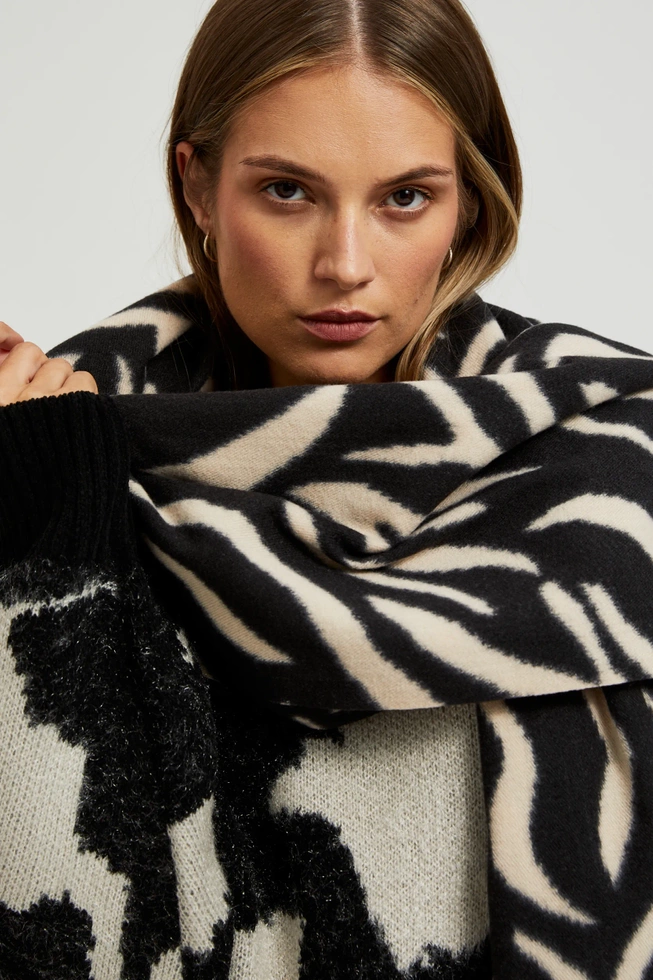 Szal w zwierzęcy wzór beżowy