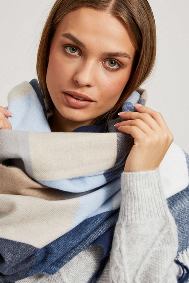 Szalik w kratę z frędzlami granatowy