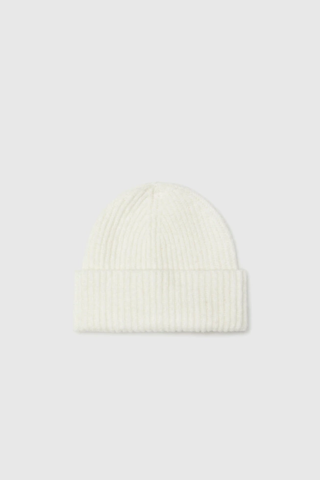 Czapka z dodatkiem wełny biała