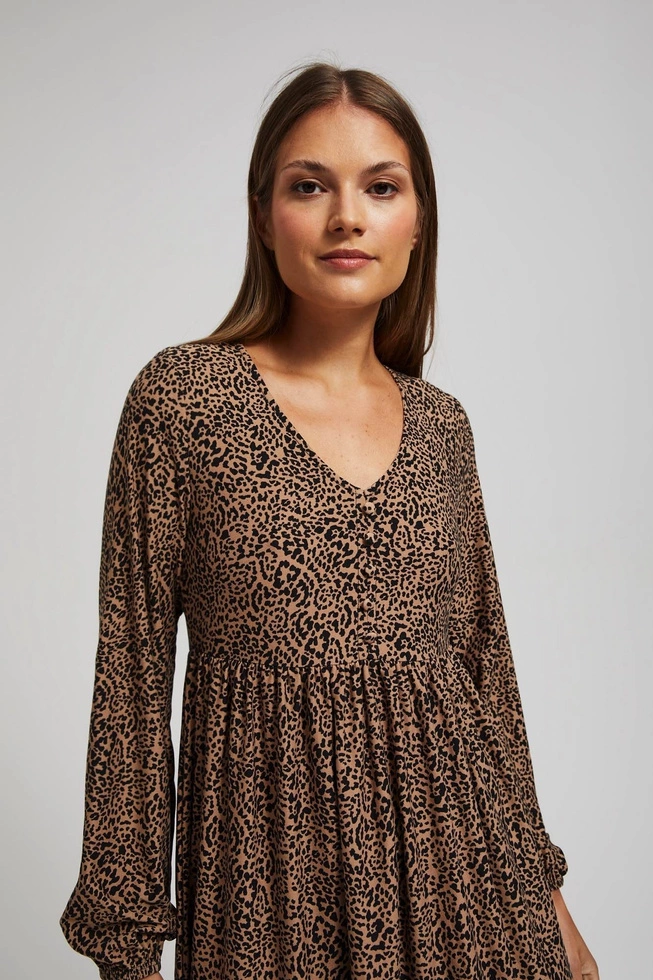 Wzorzysta sukienka z falbaną o długości przed kolano ciemnobeżowa