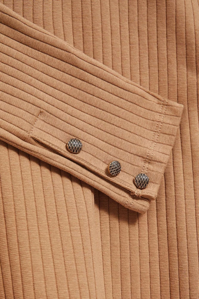 Prażkowana bluzka w golfem