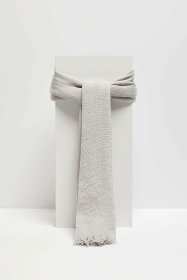 Szal z drobnym metalicznym nadrukiem szary