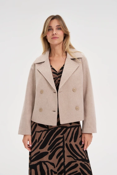 Krótki beżowy płaszcz