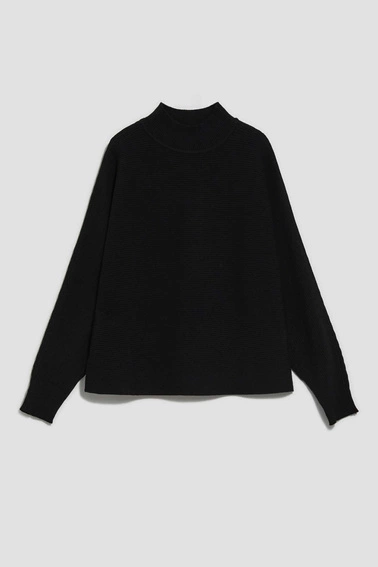 Sweter w prążki z półgolfem czarny