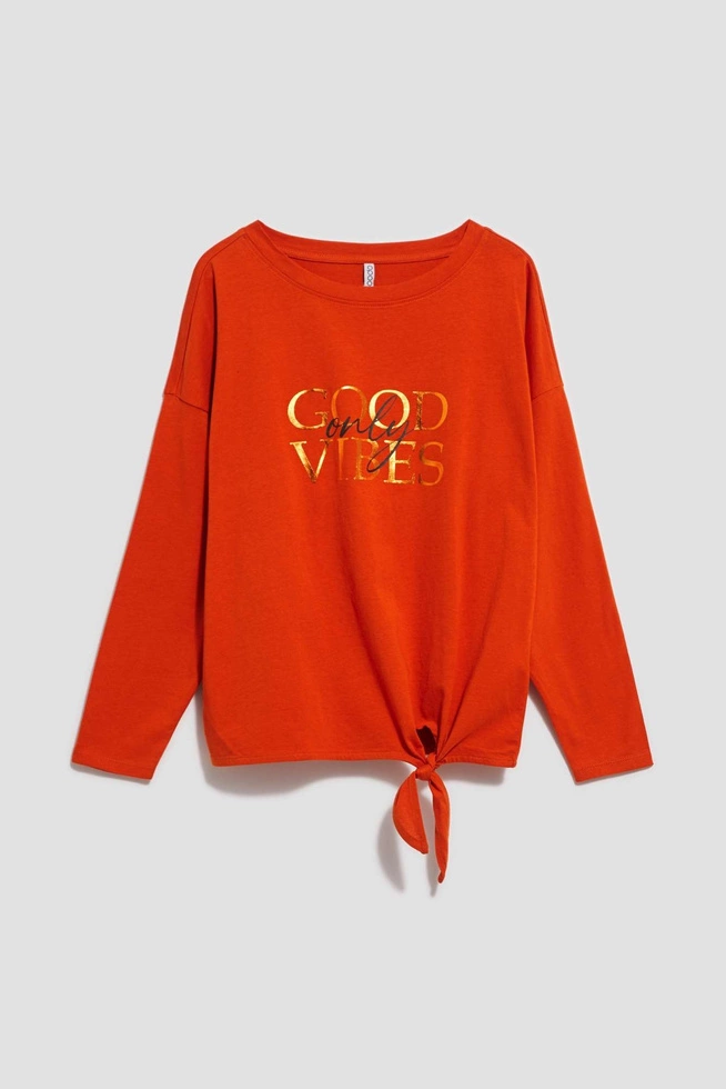 Bluzka z napisem i wiązaniem
