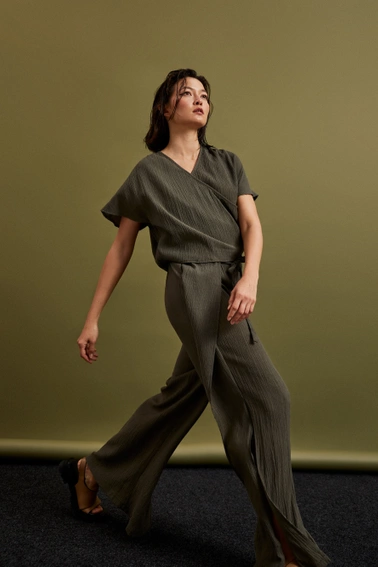 Koszula z dekoltem w serek i krótkimi rękawami oliwkowa