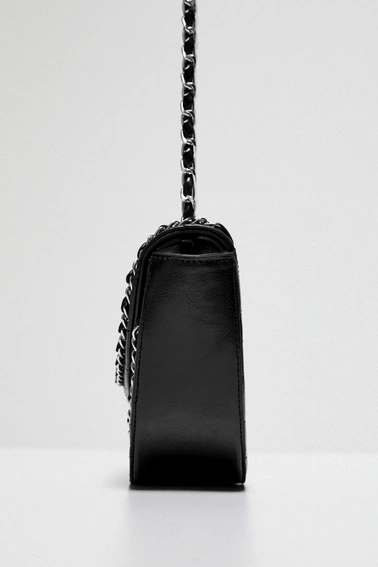 Pikowana torebka ozdobiona łańcuchem w kolorze srebrnym czarna