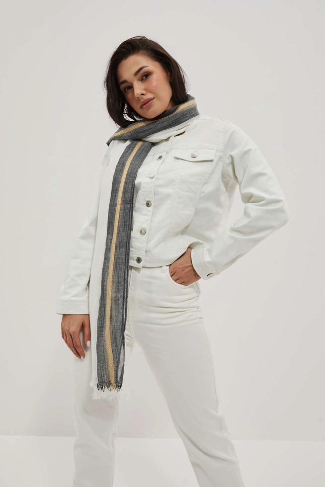 Szal w pasy biały