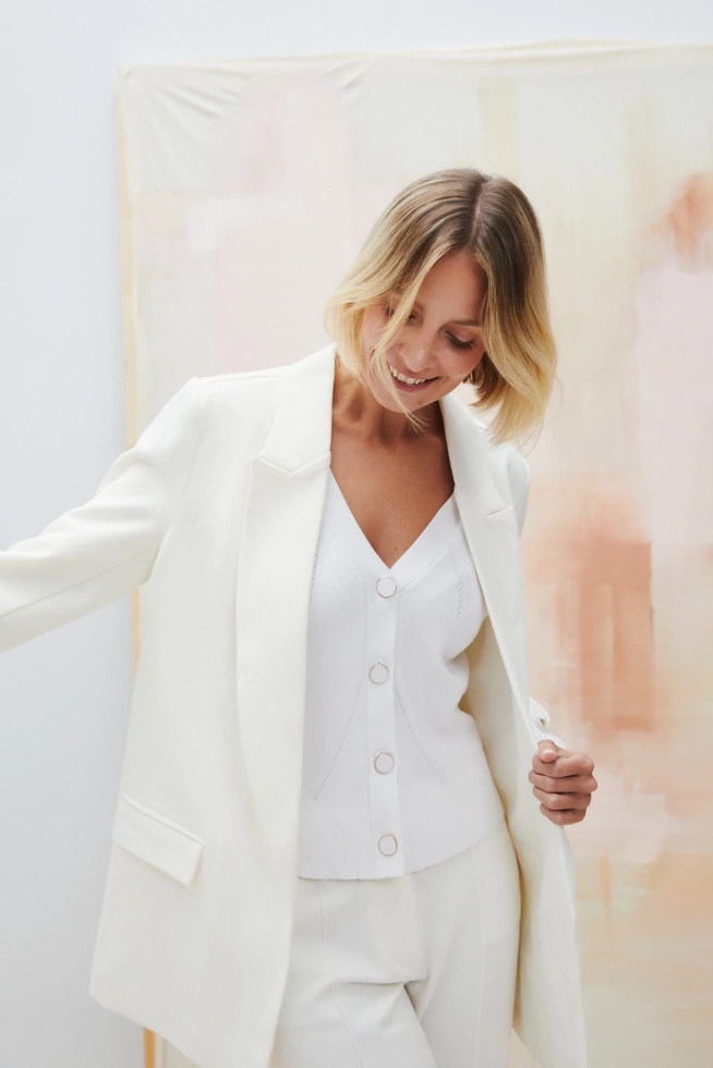 Elegancka marynarka z podwijanymi rękawami biała