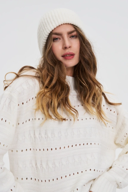 Czapka z dodatkiem wełny biała
