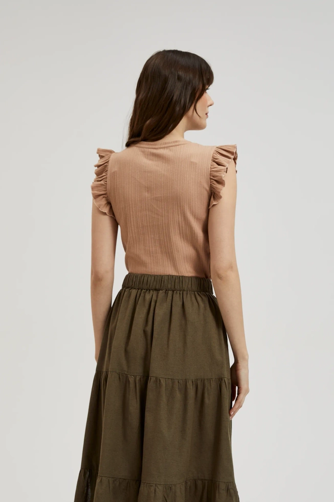 Prążkowana bluzka z falbaną na ramionach beżowa
