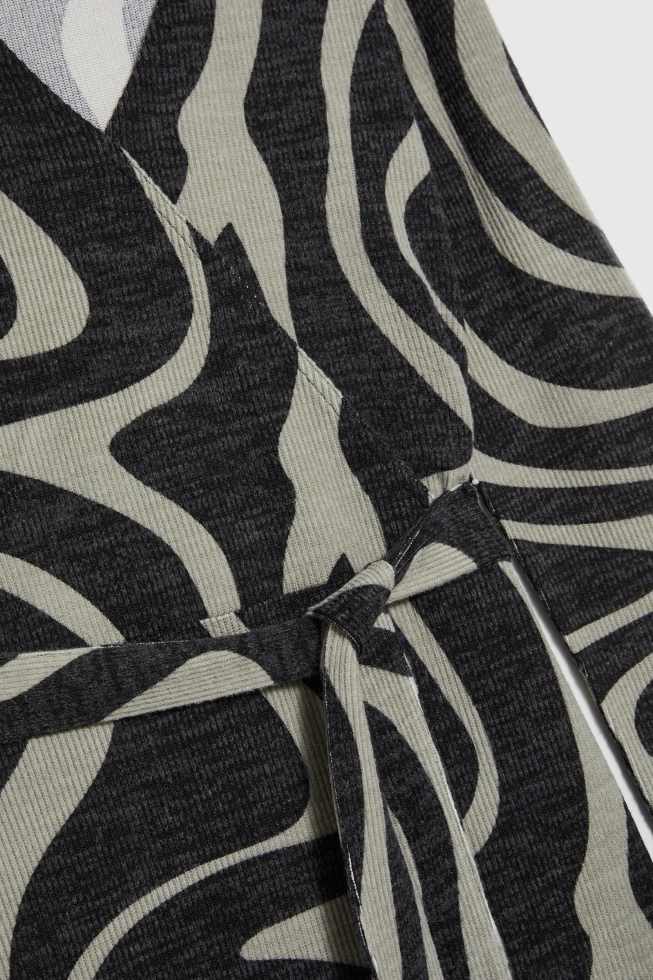 Dopasowana sukienka szara