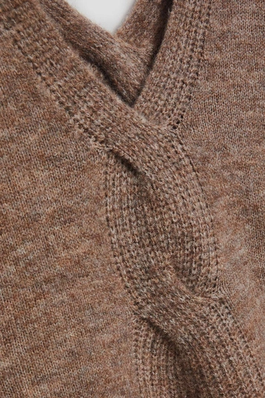 Sweter z dekoltem w serek ciemnobeżowy