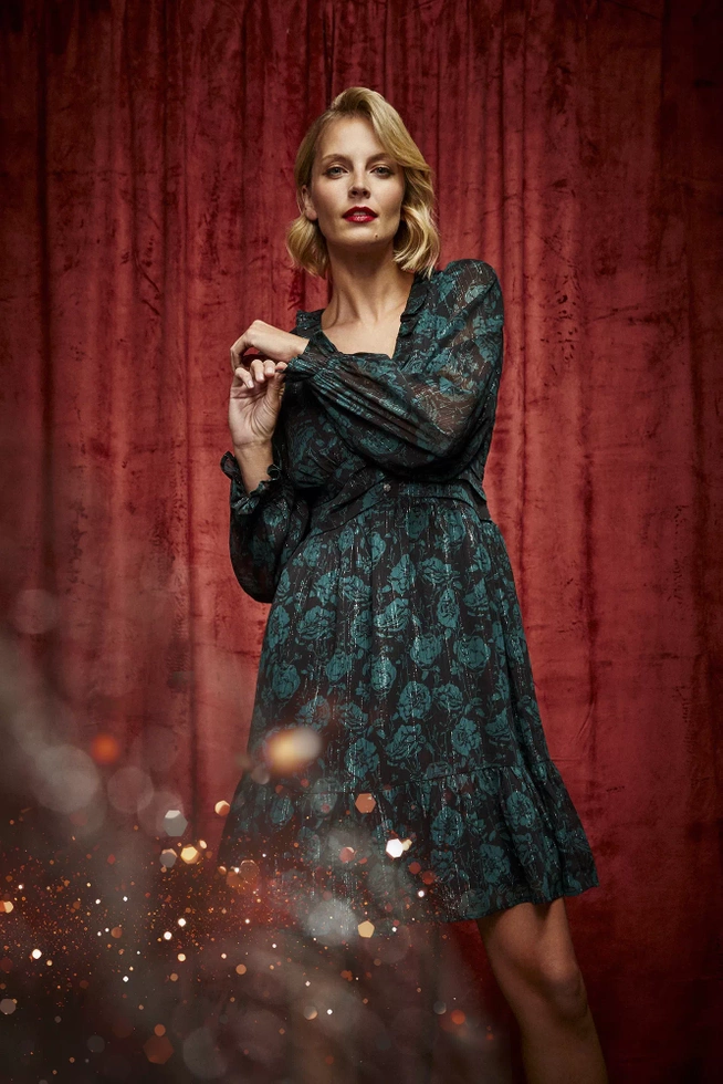 Szyfonowa sukienka z kwiatowym wzorem