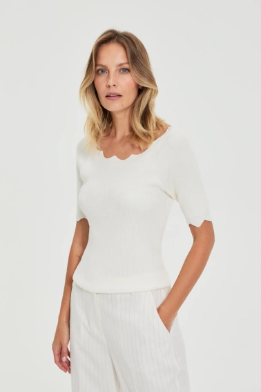 Dopasowany sweter biały 