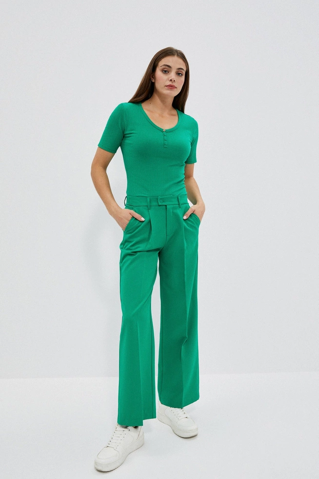 Bluzka z okrągłym dekotem i guzikami