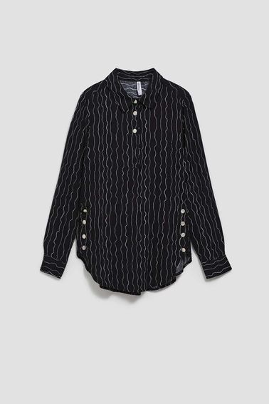 Koszula z ozdobnymi guzikami i delikatnym wzorem czarna