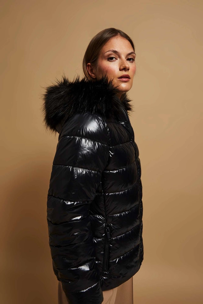 Pikowana kurtka z futrzanym kapturem