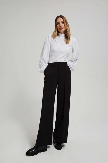 Bluzka z półgolfem i bufiastymi rękawami biała