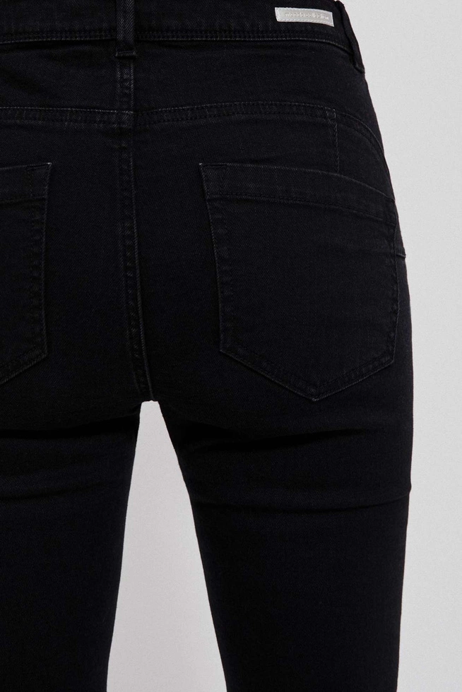 Jeansy rurki zapinane na guzik i zamek czarne