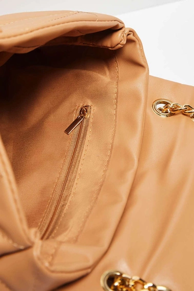 Pikowana torebka z łańcuszkiem beżowa