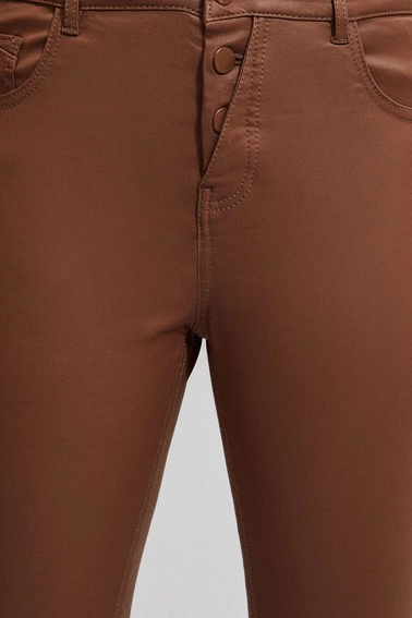 Woskowane spodnie typu rurki kawowe