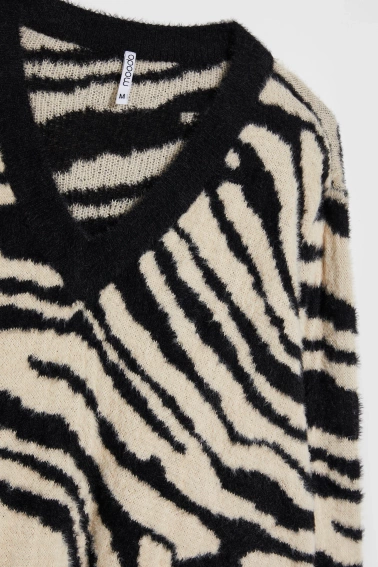 Wzorzysty sweter czarny