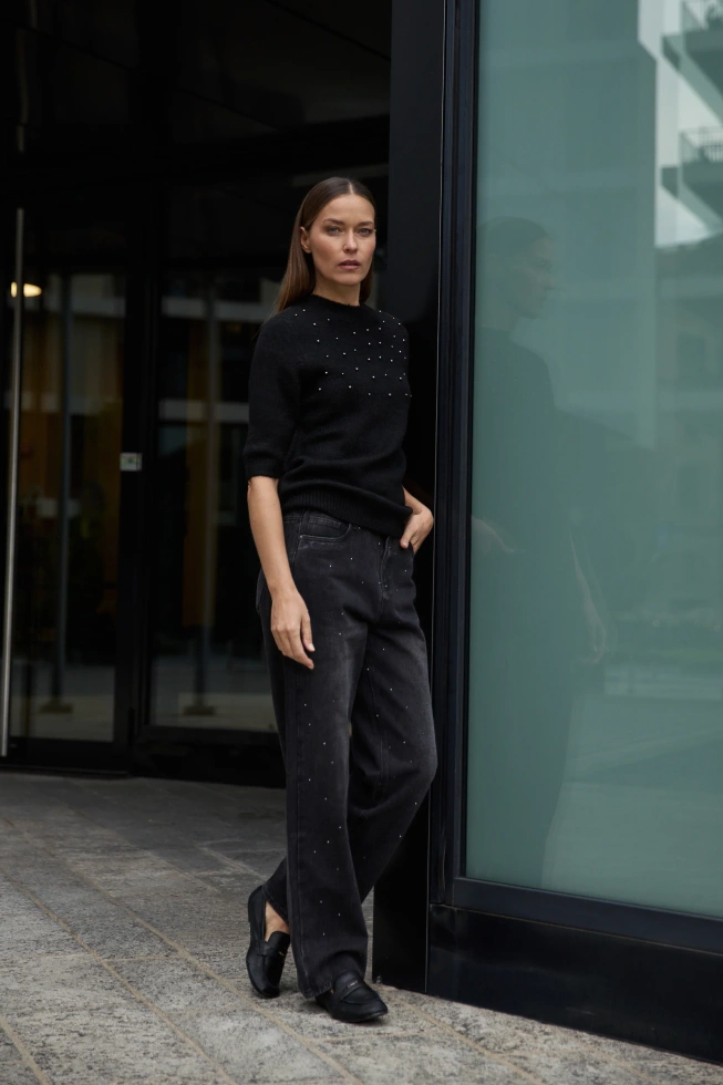 Sweter ozdobiony koralikami czarny