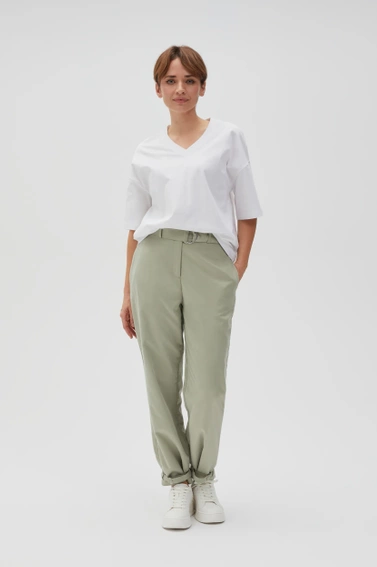 Luźny t-shirt z dekoltem w serek biały