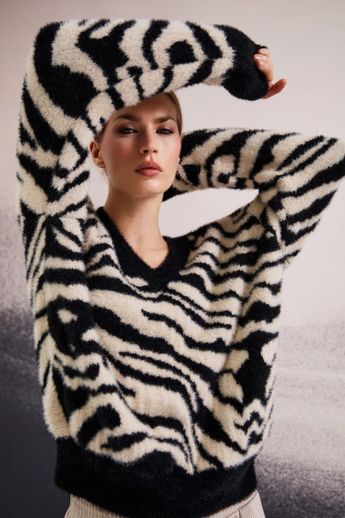 Wzorzysty sweter czarny