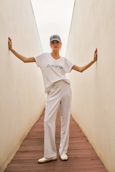 T-shirt z napisem biały