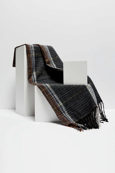 Szal w kratę z frędzlami i metaliczną nitką czarny