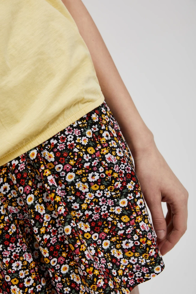 Bluzka z kieszonką i podwijanymi rękawami żółta