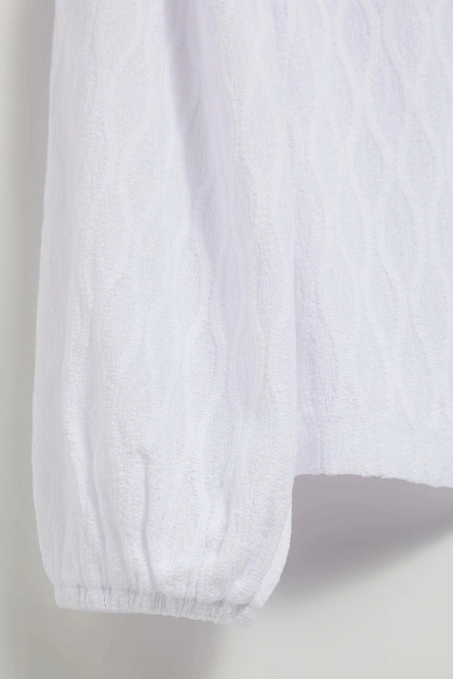 Bluzka z półgolfem i bufiastymi rękawami biała