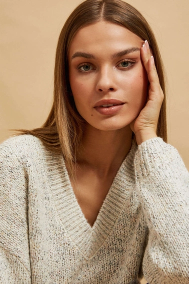 Sweter z dekoltem w serek i długimi rękawami perłowy