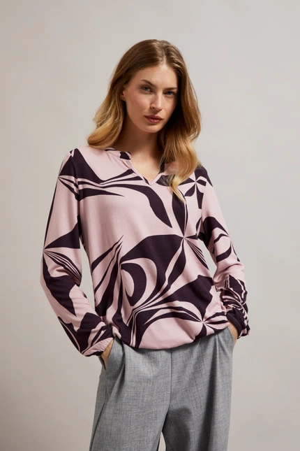 Sweter z geometrycznym wzorem różowy