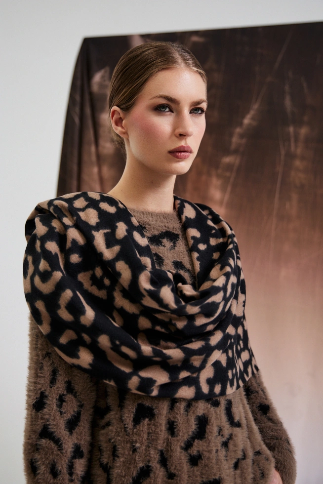 Szalik w panterkę brązowy