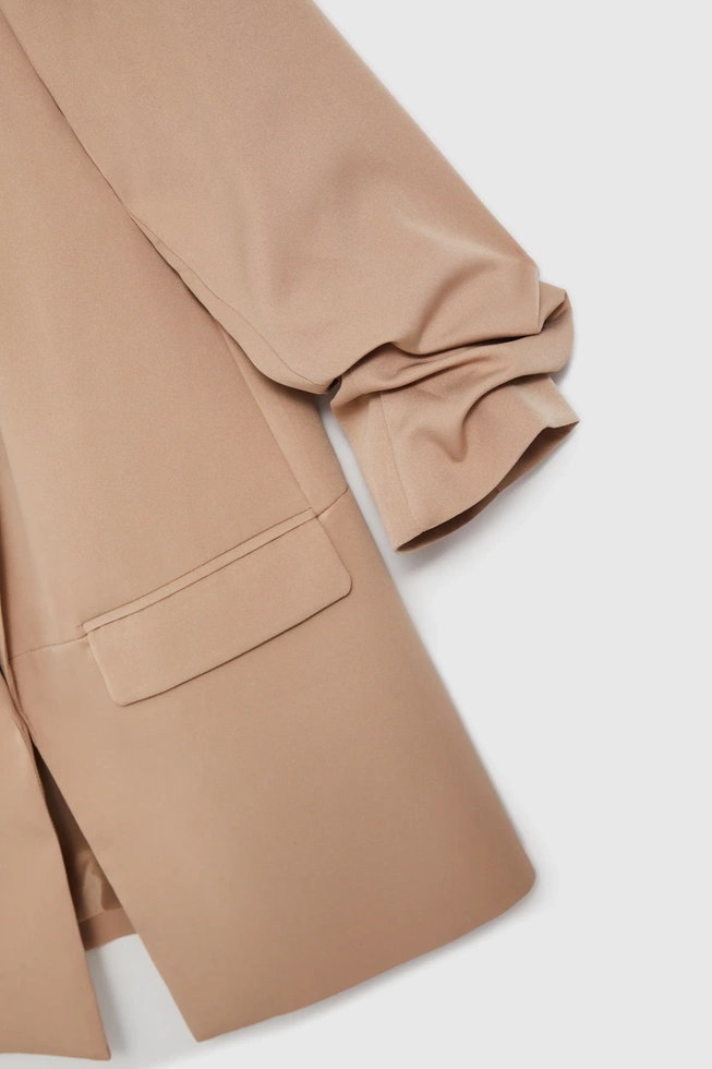 Gładka beżowa marynarka z marszczonymi rękawami 3/4