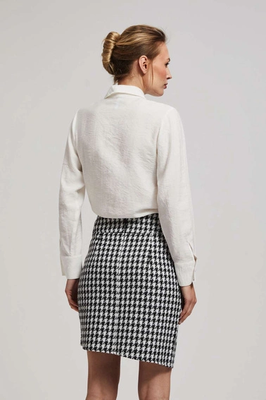 Koszula z wiązanym dekoltem i ozdobnymi guzikami perłowa