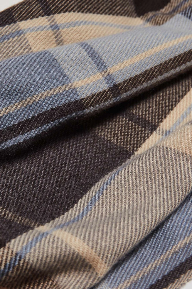 Szalik w kratę z frędzlami brązowy