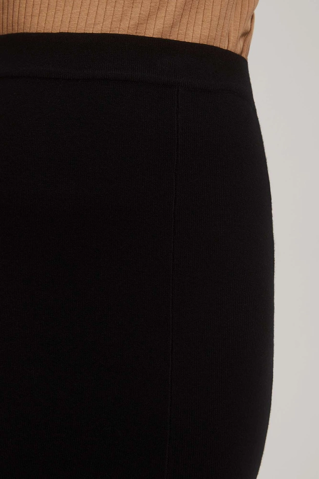 Ołówkowa spódnica midi z rozcięciem czarna